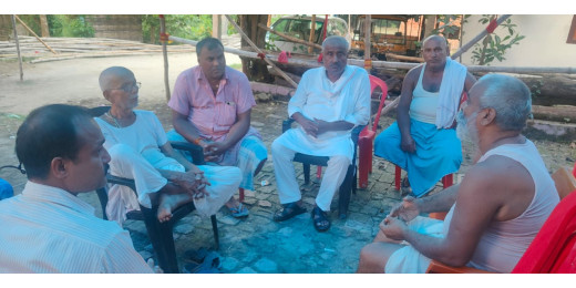 पूर्व मंत्री अजीत कुमार ने अविनाश झा के परिजनों से की मुलाकात, दी सांत्वना