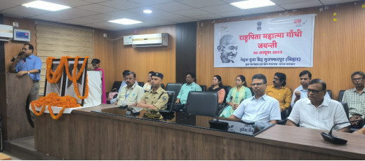 जिलाधिकारी प्रणव कुमार ने गांधी और शास्त्री के प्रतिमाओं पर किया माल्यार्पण, दिया श्रद्धा सुमन