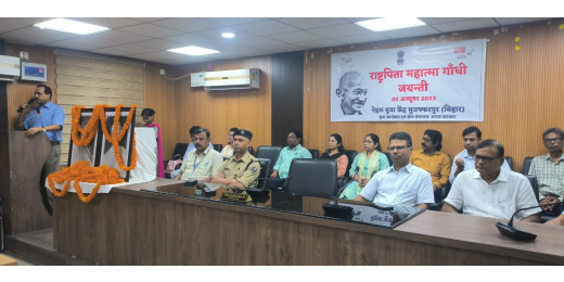 जिलाधिकारी प्रणव कुमार ने गांधी और शास्त्री के प्रतिमाओं पर किया माल्यार्पण, दिया श्रद्धा सुमन