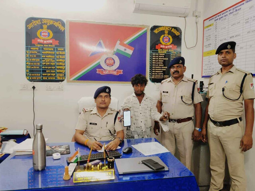 ऑपरेशन यात्री सुरक्षा: किऊल स्टेशन पर चोरी का मोबाइल और चाकू के साथ युवक गिरफ्तार