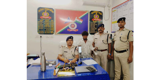 ऑपरेशन यात्री सुरक्षा: किऊल स्टेशन पर चोरी का मोबाइल और चाकू के साथ युवक गिरफ्तार
