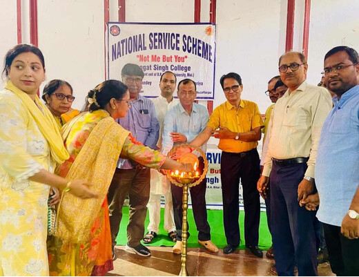 एनएसएस स्थापना दिवस पर लंगट सिंह कॉलेज में नुक्कड़ नाटक बना आकर्षण का केंद्र
