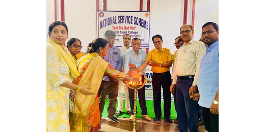 एनएसएस स्थापना दिवस पर लंगट सिंह कॉलेज में नुक्कड़ नाटक बना आकर्षण का केंद्र