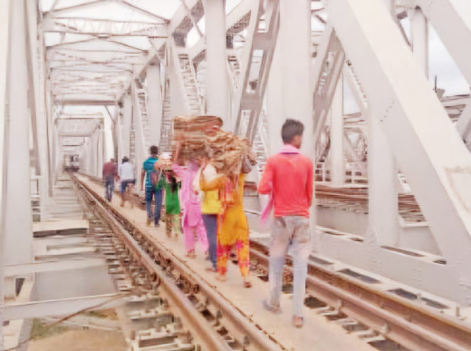 किउल नदी पर सुगम रास्ते के अभाव ने ले ली एक वृद्ध की जान 