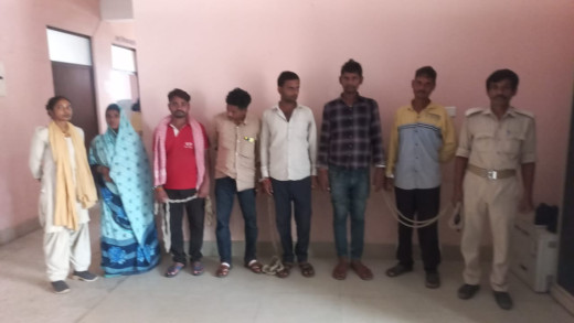 पाँच शराबी के साथ एक महिला शराब तस्कर गिरफ्तार