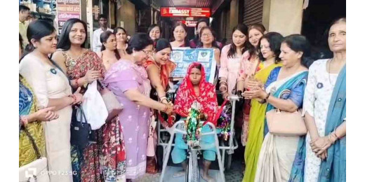 इनरव्हील क्लब ने अपाहिज महिला को ट्राइसाइकिल देकर बढ़ाया हौसला