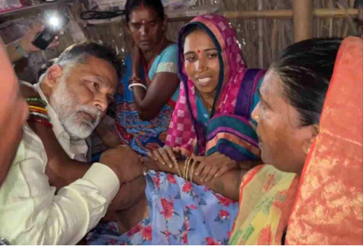 मुजफ्फरपुर दुष्कर्म और नृशंस हत्या मामले में सांसद पप्पू यादव ने जताई कड़ी नाराजगी, पीड़ित परिवार को दी आर्थिक मदद