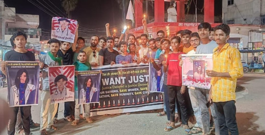 कोलकाता गैंगरेप एवं हत्या के विरोध में स्वास्थ्यकर्मियों ने निकाला कैंडल मार्च, ममता बनर्जी से इस्तीफा की मांग