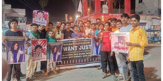कोलकाता गैंगरेप एवं हत्या के विरोध में स्वास्थ्यकर्मियों ने निकाला कैंडल मार्च, ममता बनर्जी से इस्तीफा की मांग