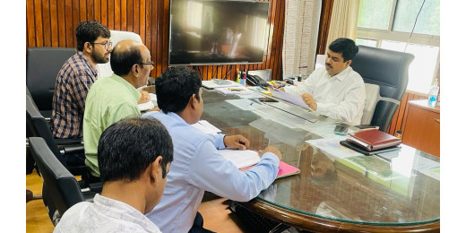 पथ निर्माण कार्यों को ससमय पूरा करने का जिलाधिकारी ने दिया आदेश