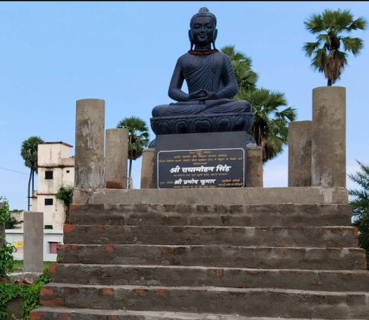 विश्व प्रसिद्ध केसरिया बौद्ध स्तूप की हो रही उपेक्षा, उद्घाटन के बाद से धूल फांक रही प्रतिमा