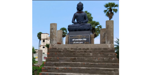 विश्व प्रसिद्ध केसरिया बौद्ध स्तूप की हो रही उपेक्षा, उद्घाटन के बाद से धूल फांक रही प्रतिमा