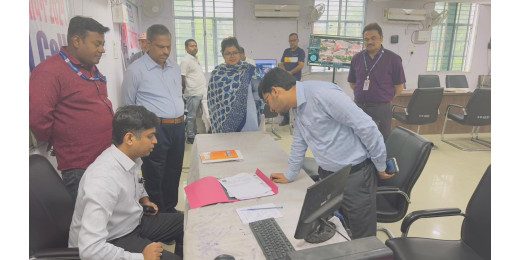 ऑब्जर्वर संग जिलाधिकारी ने किया निर्वाचन व्यय अनुश्रवन कोषांग का निरीक्षण