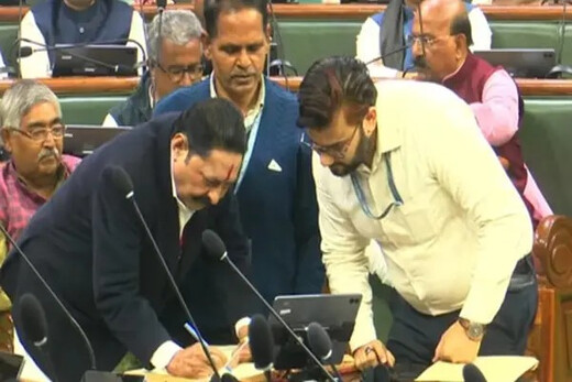 जेल से सीधे पहुंचे विधानसभा, शपथ ले अनंत ने पहली बार छुए नीतीश के पैर