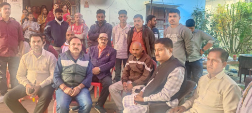 पूर्व मंत्री अजीत कुमार ने पुष्कर के परिजनों से मिलकर बंधाया ढ़ाढ़स, कहा हर हाल में दिलाएंगे न्याय