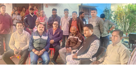 पूर्व मंत्री अजीत कुमार ने पुष्कर के परिजनों से मिलकर बंधाया ढ़ाढ़स, कहा हर हाल में दिलाएंगे न्याय