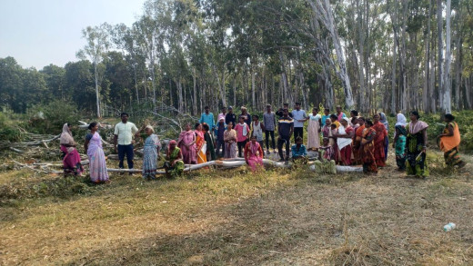 सोंस में पेड़ काटने पर ग्रामीण आक्रोशित, विरोध प्रदर्शन