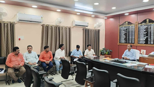 विकास योजनाओं की प्रगति पर डीएम की नजर, अधिकारियों को तय समय में लक्ष्य पूरा करने का निर्देश