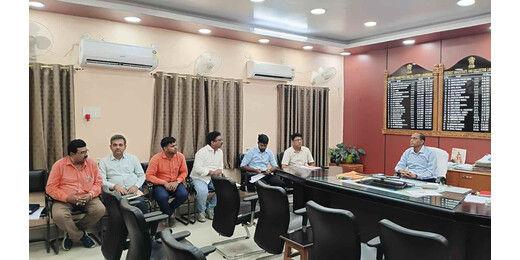 विकास योजनाओं की प्रगति पर डीएम की नजर, अधिकारियों को तय समय में लक्ष्य पूरा करने का निर्देश