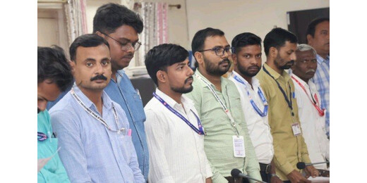 वन्दे मातरम् के सामूहिक गायन से गूंजा लखीसराय समाहरणालय, डीएम ने कर्मियों में भरा राष्ट्रभाव