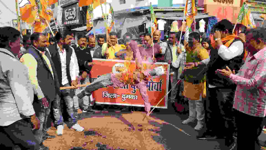 भाजपा युवा मोर्चा ने मुख्यमंत्री का फूंका पुतला, जताया विरोध