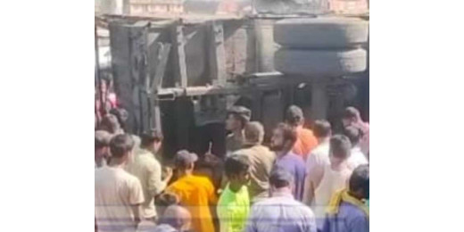तेज रफ़्तार ट्रक ने मारी पलटी, एक की मौत, 8 की हालत गम्भीर