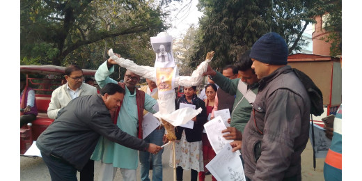 राष्ट्रीय लोक निर्माण पार्टी ने अमित शाह का फूंका पुतला, जलाई मनुस्मृति की प्रति 