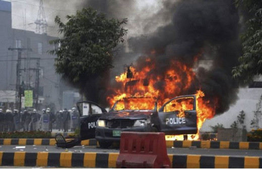 लाहौर में जगह-जगह इमरान खान समर्थकों की भिड़ंत, पुलिस वाहन फूंके गए