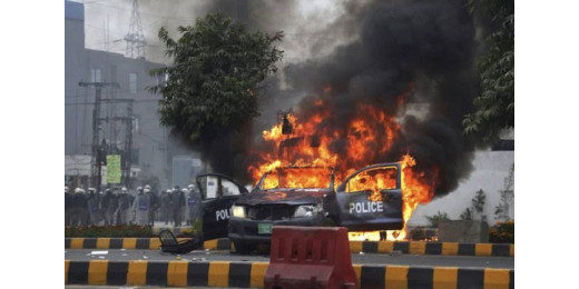 लाहौर में जगह-जगह इमरान खान समर्थकों की भिड़ंत, पुलिस वाहन फूंके गए