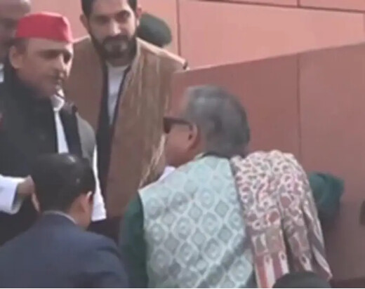 संसद की सीढ़ियों पर फिसले शशि थरूर, बोले— तूफान में जलने वाले को संभलकर चलना होता है