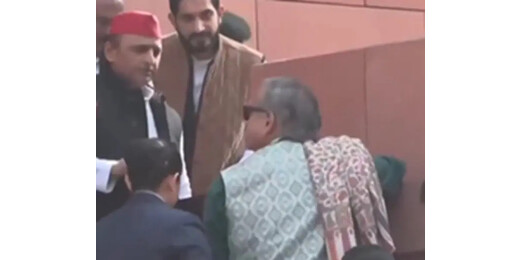 संसद की सीढ़ियों पर फिसले शशि थरूर, बोले— तूफान में जलने वाले को संभलकर चलना होता है