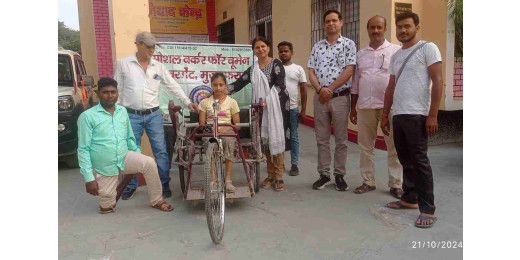 विकलांग बच्ची को ट्राईसाइकिल मिलने से परिवार में खुशी की लहर