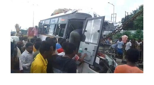बर्धमान में भयावह बस हादसा : तीर्थयात्रियों की बस ट्रक से टकराई, 10 की मौत 35 घायल
