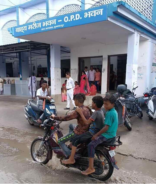 सदर अस्पताल में ट्रिपल लोडिंग करते हुए तीन नाबालिगों ने उड़ाई ट्रैफिक नियमों की धज्जियां