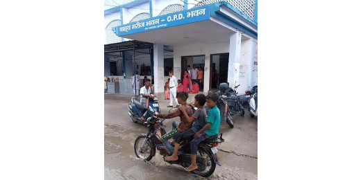 सदर अस्पताल में ट्रिपल लोडिंग करते हुए तीन नाबालिगों ने उड़ाई ट्रैफिक नियमों की धज्जियां