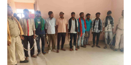 नशे की हालत में अवैध शराब बेच रहा धंधेबाज पकड़ाया