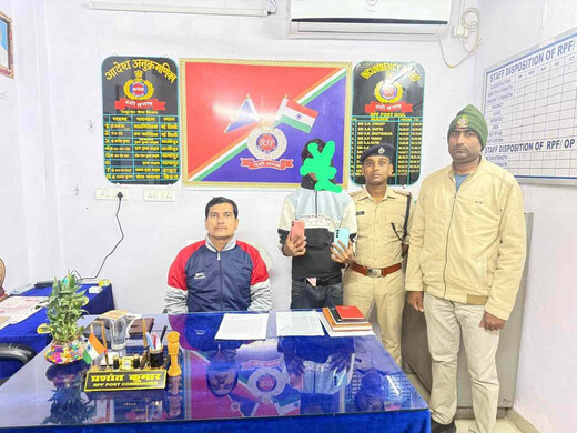 रेल पुलिस की सतर्कता से चोरी की वारदात नाकाम, दो मोबाइल के साथ अभियुक्त गिरफ्तार