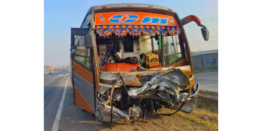 गुजरातः नवसारी जिले में कार-बस भिड़ंत में 9 की मौत, 30 घायल