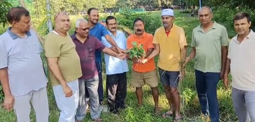 पितृ स्मरण और विश्व रेबीज दिवस पर पर्यावरण भारती ने लगाए पीपल के पौधे