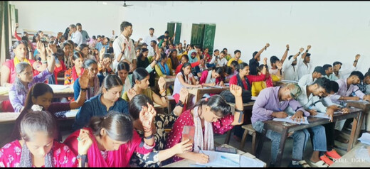 कबैया थाना प्रभारी के खिलाफ छात्रों का विरोध, काली पट्टी बांधकर जताया आक्रोश