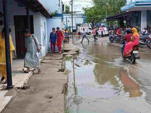 हल्की बारिश से सदर अस्पताल में जलजमाव, मरीजों को हो रही भारी परेशानी