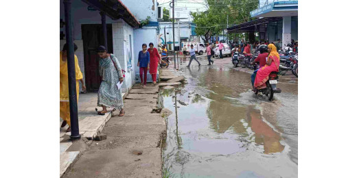 हल्की बारिश से सदर अस्पताल में जलजमाव, मरीजों को हो रही भारी परेशानी