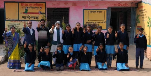 शिक्षकों ने ठंड में छात्र-छात्राओं को वितरित किए स्वेटर