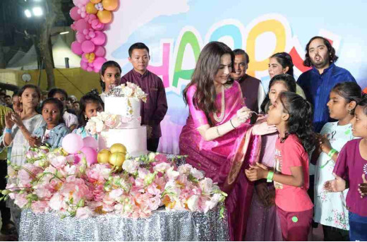 वंचित समाज के बच्चों के साथ नीता अंबानी ने मनाया अपना जन्मदिन