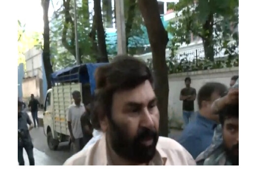 अस्पताल से छुट्टी मिलने के बाद धर्मेंद्र से मिलने पहुंचे गुड्डू धनोआ, कहा– अब वे पहले से काफी बेहतर हैं