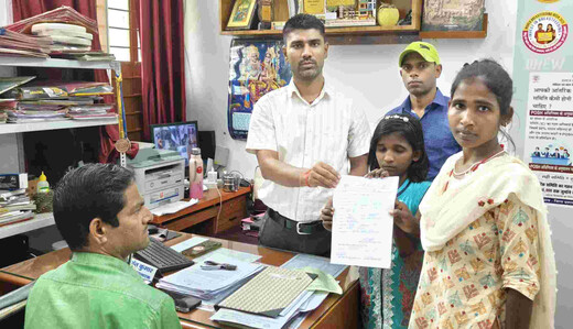 लखीसराय में शिक्षा को बढ़ावा, महिला सशक्तिकरण केंद्र ने दिलाया छात्रा को स्कूल में दाखिला