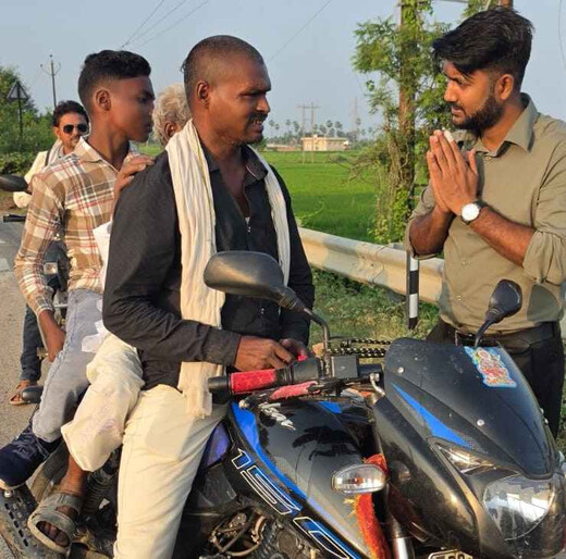​सड़क सुरक्षा के लिए चला प्रशासन का डंडा: बिना हेलमेट फर्राटा भर रहे 23 चालकों पर ₹81,000 का जुर्माना