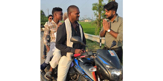 ​सड़क सुरक्षा के लिए चला प्रशासन का डंडा: बिना हेलमेट फर्राटा भर रहे 23 चालकों पर ₹81,000 का जुर्माना