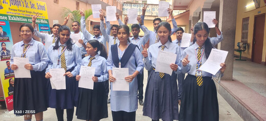सीबीएसई 12वीं परीक्षा में संत जोसेफ स्कूल के छात्रों का शानदार प्रदर्शन, हर्षिका और अपूर्वा बनीं टॉपर