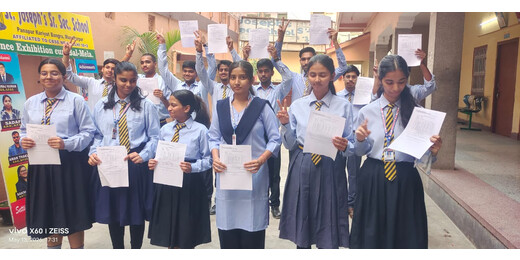 सीबीएसई 12वीं परीक्षा में संत जोसेफ स्कूल के छात्रों का शानदार प्रदर्शन, हर्षिका और अपूर्वा बनीं टॉपर